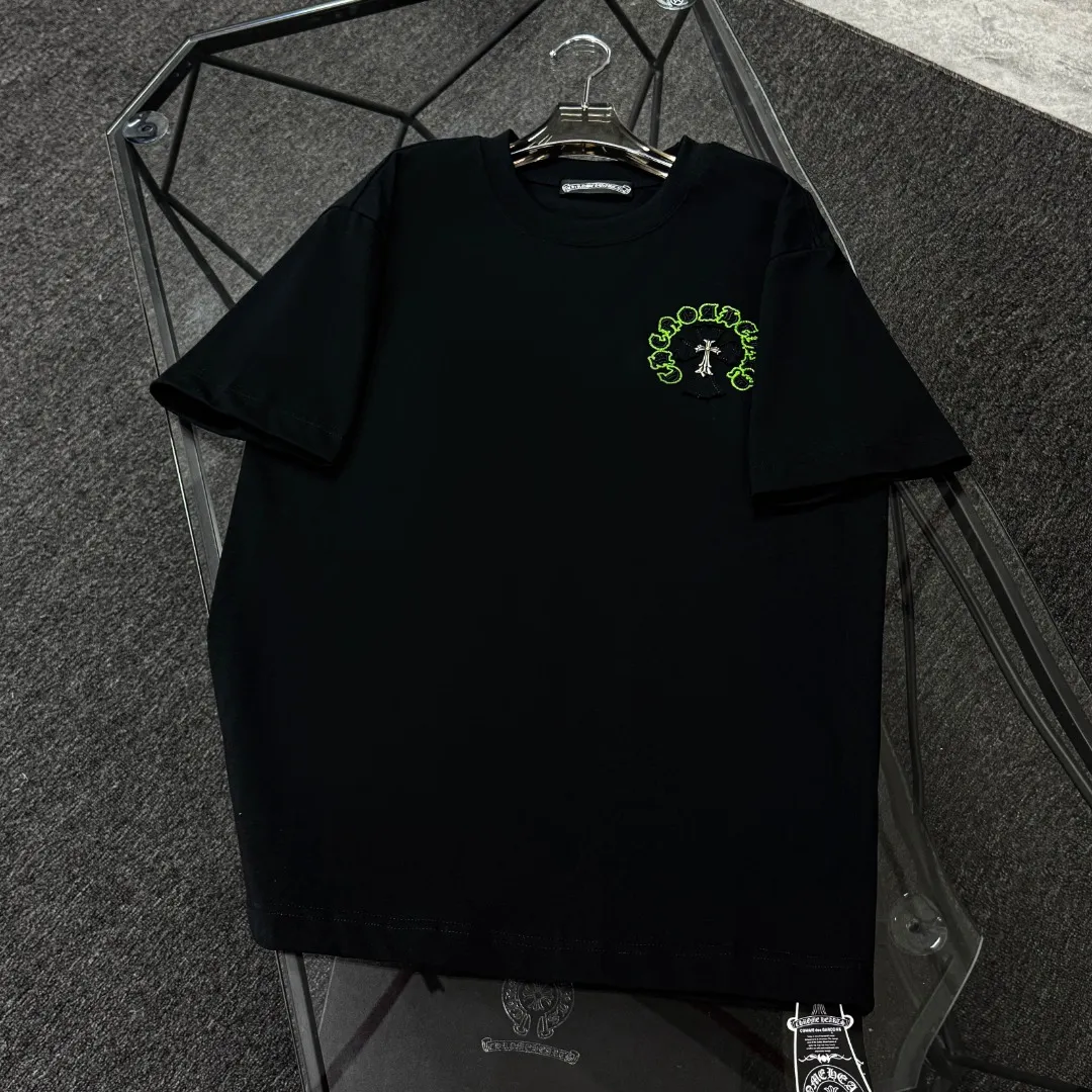 P180 Chrome Hearts 25 high-end versions. The fabric is made of 300 grams of high-density pure cotton. It does not deform or shrink. It has three labels. It is the same style for men and women. Technology: patch embroidery + original development hardware. Color: white, black. SIZE: S-XL.